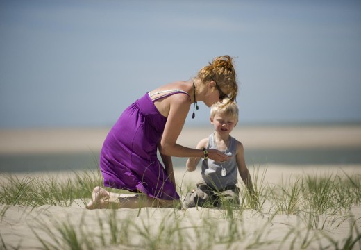 Moeder en kind op strand