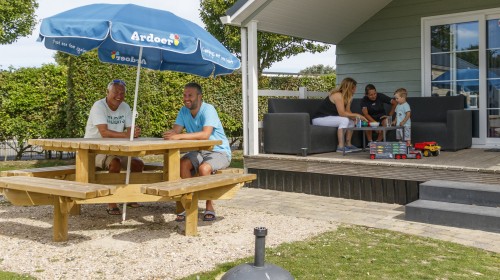 2023 Chalet 507, terras, picknicktafel RM.jpg