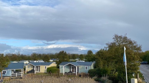 Chalets vanuit de loft 2024.jpg